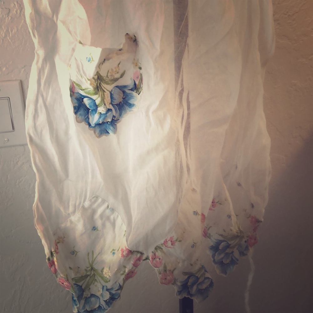White and flowers 💐 vintage apron